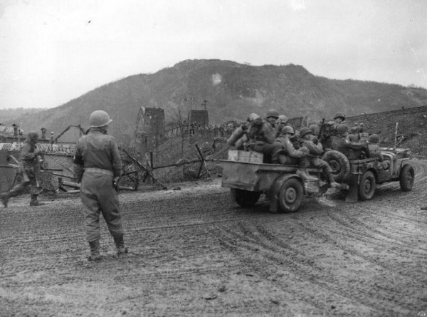 Amerikanische Soldaten die sich der Brücke von Remagen nähern