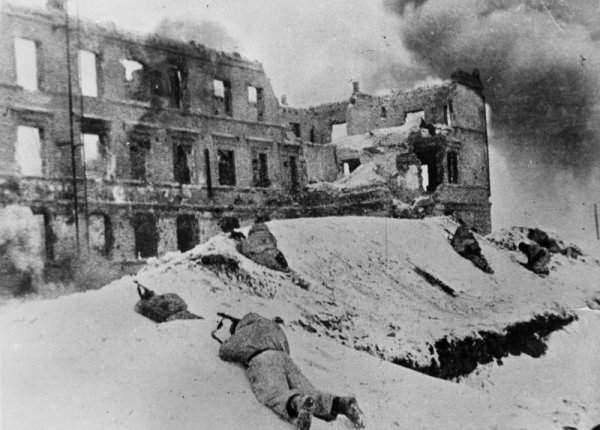 CURIOSIDADES BÉLICAS:  Stalingrado 1943. Hasta el último hombre y el último cartucho.