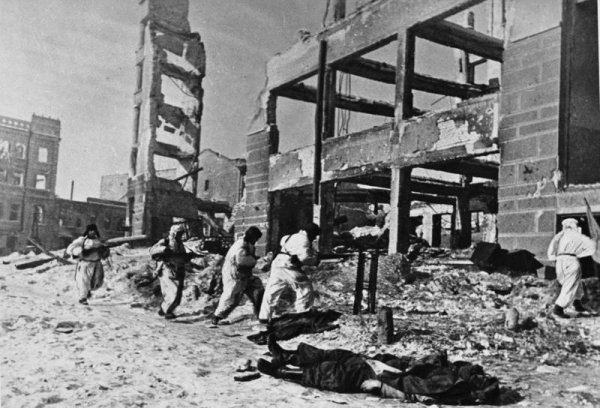 CURIOSIDADES BÉLICAS:  Stalingrado 1943. Hasta el último hombre y el último cartucho.