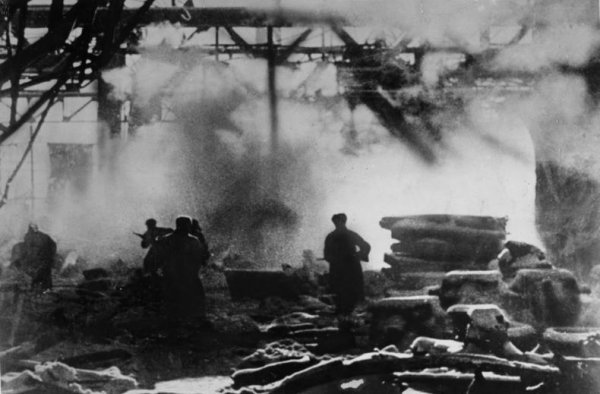 CURIOSIDADES BÉLICAS:  Stalingrado 1943. Hasta el último hombre y el último cartucho.